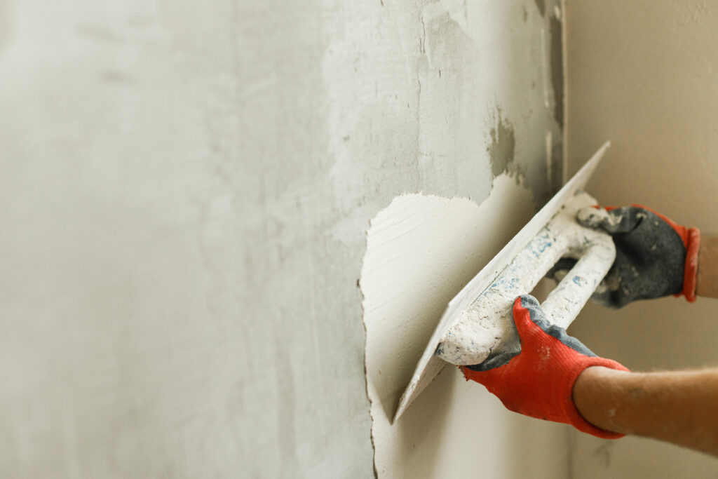 working platering walls Manuels Painitng